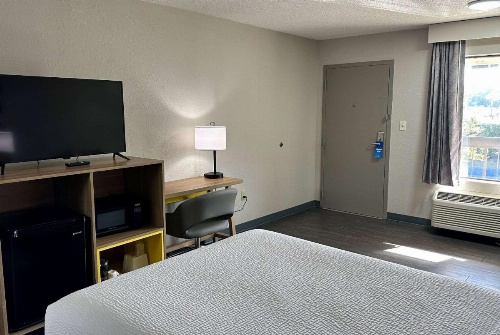 Days Inn by Wyndham Columbia NE Fort Jackson image 9