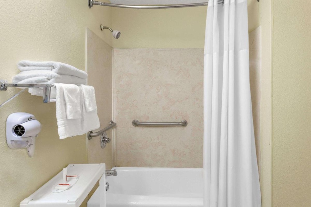 Days Inn by Wyndham Columbia NE Fort Jackson Image 20