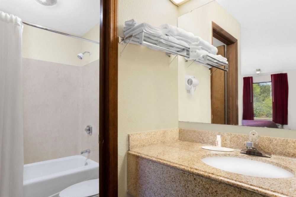 Days Inn by Wyndham Columbia NE Fort Jackson Image 21