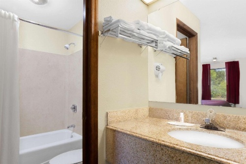 Days Inn by Wyndham Columbia NE Fort Jackson image 21
